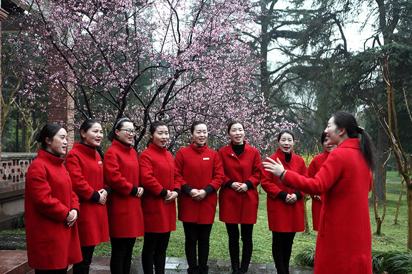 國家二級(jí)演員、揚(yáng)州市文化館社會(huì)工作中心主任周倩為船娘們培訓(xùn)揚(yáng)州小調(diào)